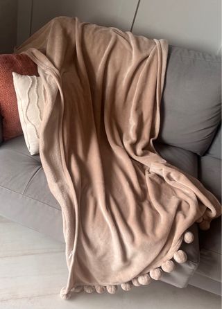Manta de forro polar beige/rosado con pompones