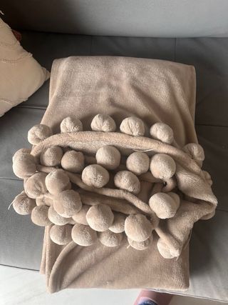 Manta de forro polar beige/rosado con pompones