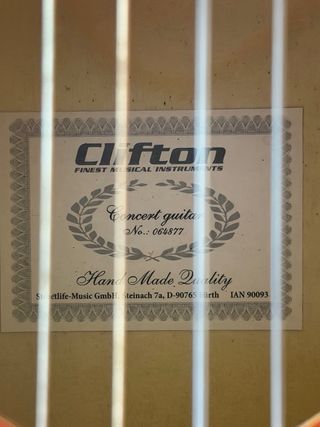 Guitarra Clifton con funda y accesorios