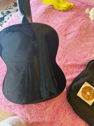 Guitarra Clifton con funda y accesorios