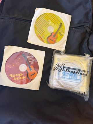 Guitarra Clifton con funda y accesorios