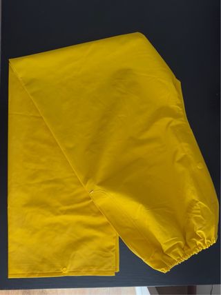 Chubasquero amarillo con capucha