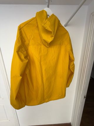 Chubasquero amarillo con capucha