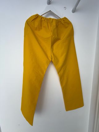 Chubasquero amarillo con capucha