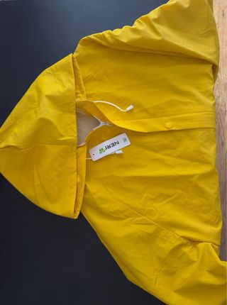Chubasquero amarillo con capucha