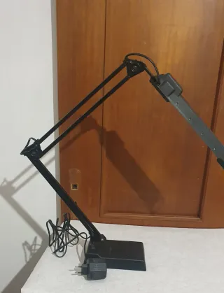 Lampada da tavolo snodabile nera