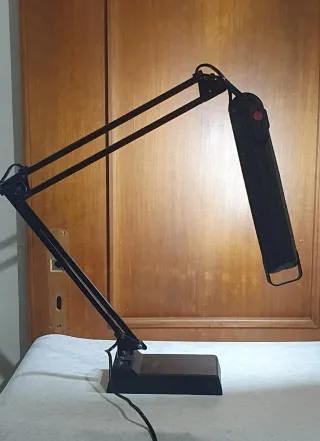 Lampada da tavolo snodabile nera