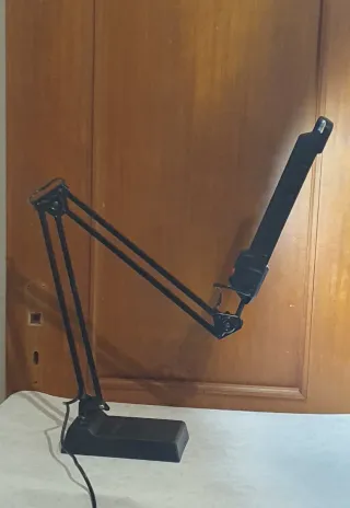 Lampada da tavolo snodabile nera