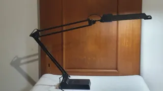 Lampada da tavolo snodabile nera