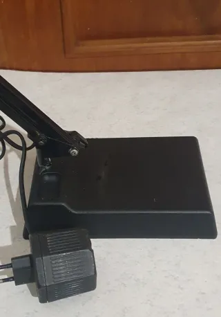 Lampada da tavolo snodabile nera