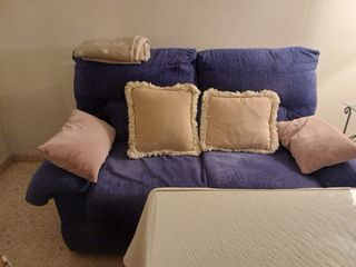 Sofá de tela azul y beige