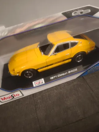 Coche Maisto 1:18 Datsun 240Z Amarillo