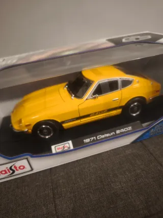 Coche Maisto 1:18 Datsun 240Z Amarillo
