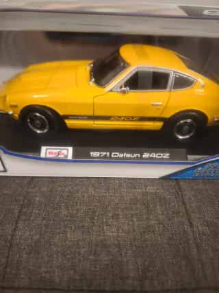 Coche Maisto 1:18 Datsun 240Z Amarillo