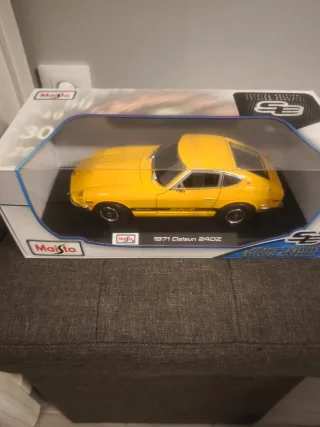 Coche Maisto 1:18 Datsun 240Z Amarillo
