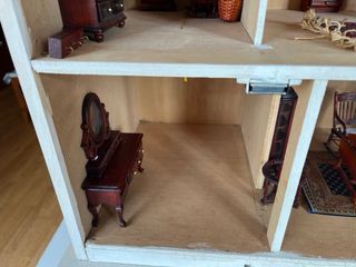 Casita de muñecas de madera