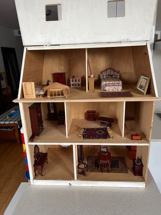 Casita de muñecas de madera