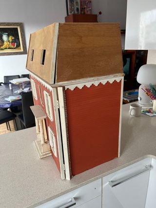 Casita de muñecas de madera