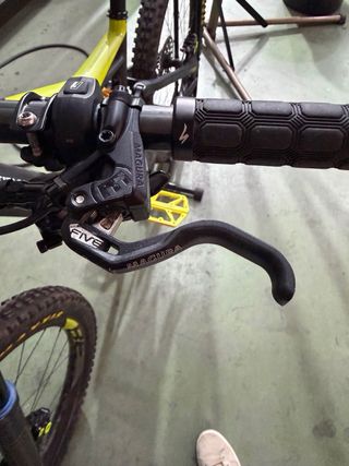 Bicicleta eléctrica e-MTB doble suspensión