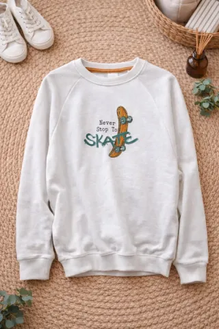 Sudadera blanca con estampado de skate