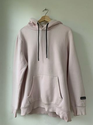 Sudadera rosa con cordones negros