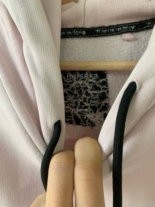 Sudadera rosa con cordones negros