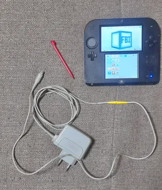Nintendo 2DS nero, blu e rosso con caricatore e stilo
