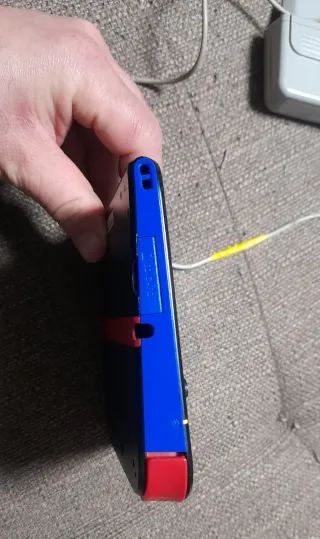 Nintendo 2DS nero, blu e rosso con caricatore e stilo