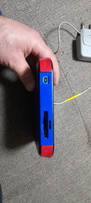 Nintendo 2DS nero, blu e rosso con caricatore e stilo