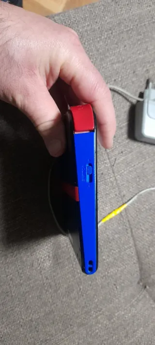 Nintendo 2DS nero, blu e rosso con caricatore e stilo