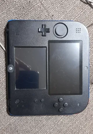 Nintendo 2DS nero, blu e rosso con caricatore e stilo