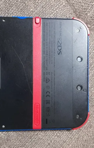 Nintendo 2DS nero, blu e rosso con caricatore e stilo