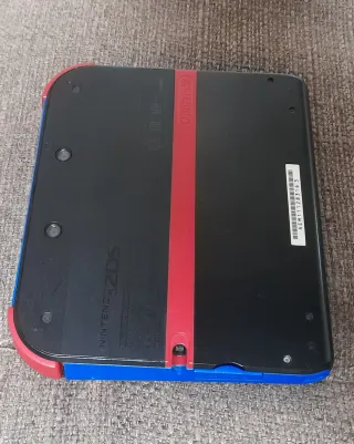Nintendo 2DS nero, blu e rosso con caricatore e stilo