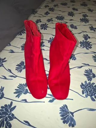 Botines rojos de tacón