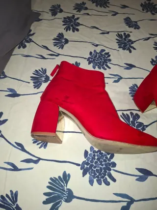 Botines rojos de tacón