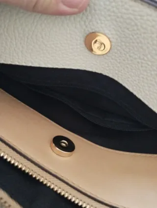 Bolso Parfois crema con llavero pompón