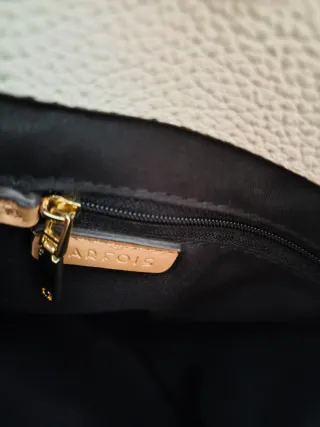 Bolso Parfois crema con llavero pompón