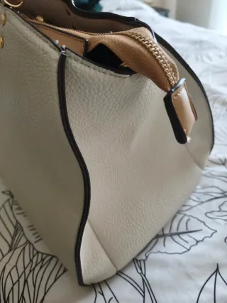 Bolso Parfois crema con llavero pompón