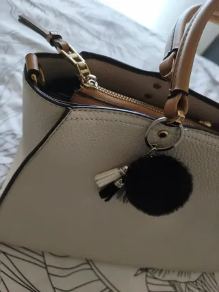 Bolso Parfois crema con llavero pompón