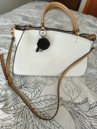 Bolso Parfois crema con llavero pompón