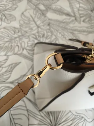 Bolso Parfois crema con llavero pompón