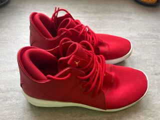 Zapatillas Jordan Rojas y Doradas