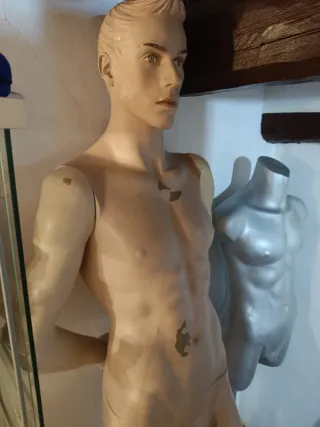 Maniquí hombre antiguo ideal para militar