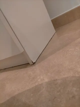 Cómoda blanca de madera