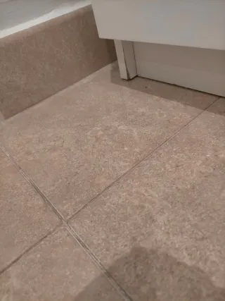 Cómoda blanca de madera