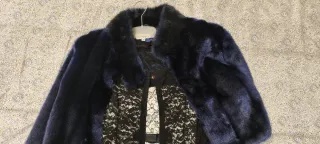 Abrigo y conjunto de falda azul y negro