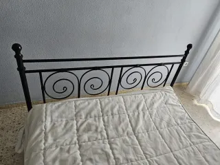 Cama de hierro forjado con colchón
