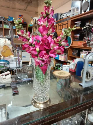 Jarrón de cristal con base alpaca