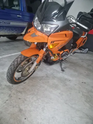 Moto Trail Naranja con Maletas