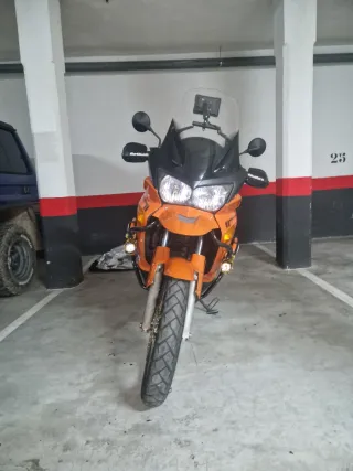 Moto Trail Naranja con Maletas